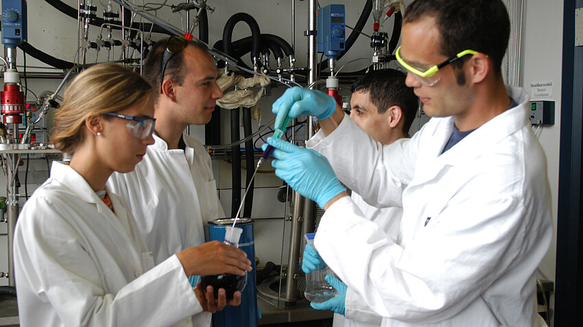Students in the laboratory, University of Bayreuth