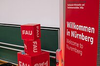 Rotes Rollup mit einer Willkommensschrift