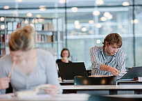 Student in der Bibliothek der Ostbayerischen Hochschule Regensburg (OTH)