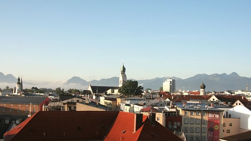 Skyline von Rosenheim mit den Bergen im Hintergrund