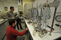 Studierende im Labor
