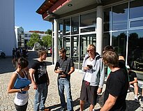 Studierende vor der Mensa