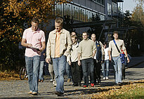 Studierende auf dem Campus