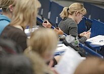 Konzentriertes Lernen in mehr als 50 praxisorientierten Bachelor- und Masterstudiengängen.