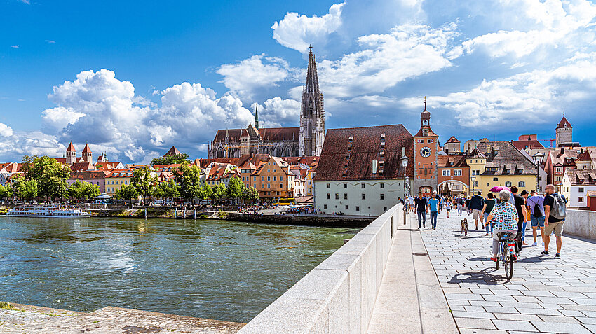 Der Blick auf die Regensburger Altstadt von der Steinernen Brücke über die Donau