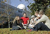 Studierende auf dem Campus