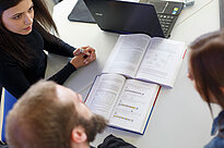 Studierende lernen gemeinsam an der OTH Regensburg