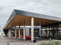 A modern-looking buidling on the campus of Landshut UAS