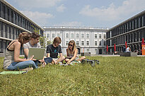 Studierende auf dem Campus