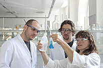 Studierende bei Versuchen im Chemielabor