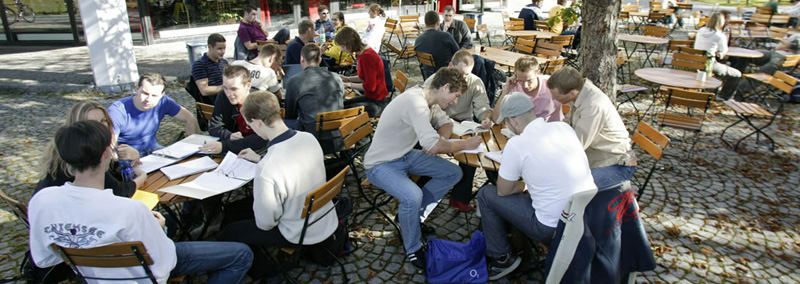 Studierende beim Lernen im Freien