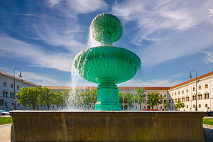 Fountain in front of LMU's main building on a sunny summer's day