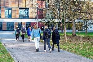 Studierende auf dem Campus in M&uuml;nchen.