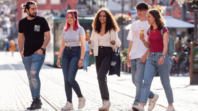 Studierende auf dem Campus