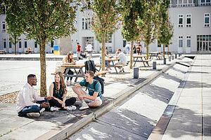 @ Landshut UAS Students chatting on the University Campus