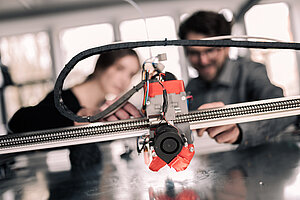 © hoch3media/THA Two students work on a project in a lab