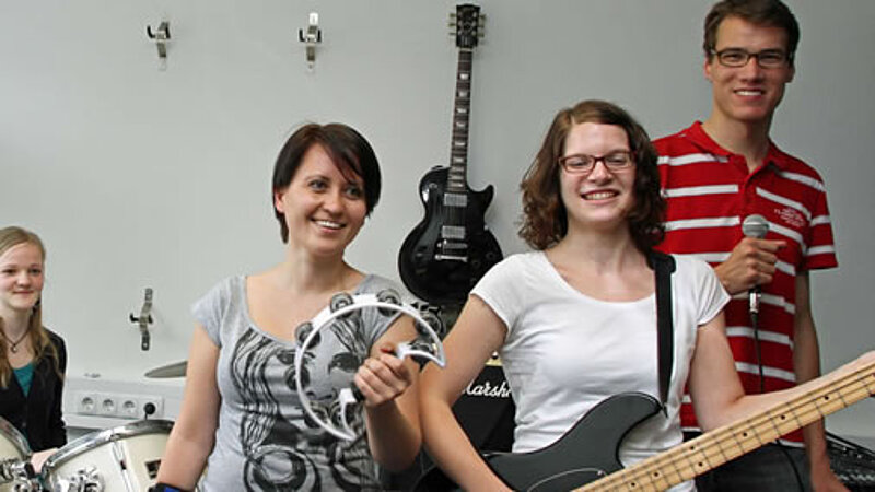 @ HfK Bayreuth Studierende mit Musikinstrumenten