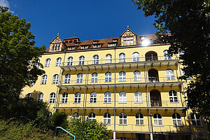 Hochschulgebäude im Sommer Hochschulgebäude im Sommer