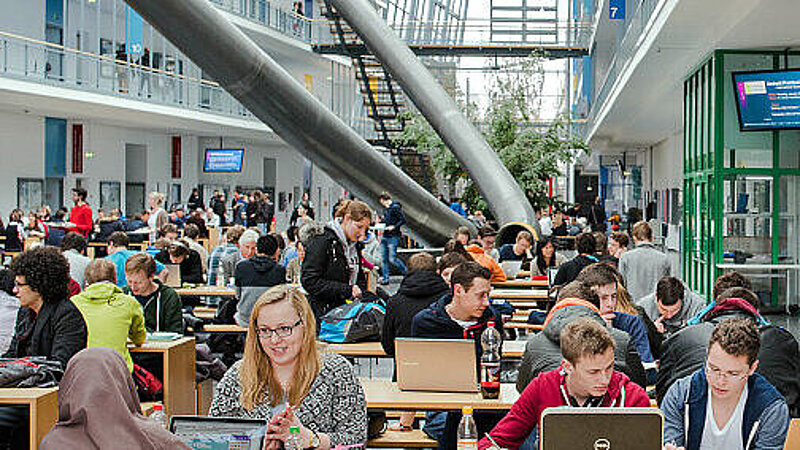 @ TUM Studierende im Informatik Gebäude