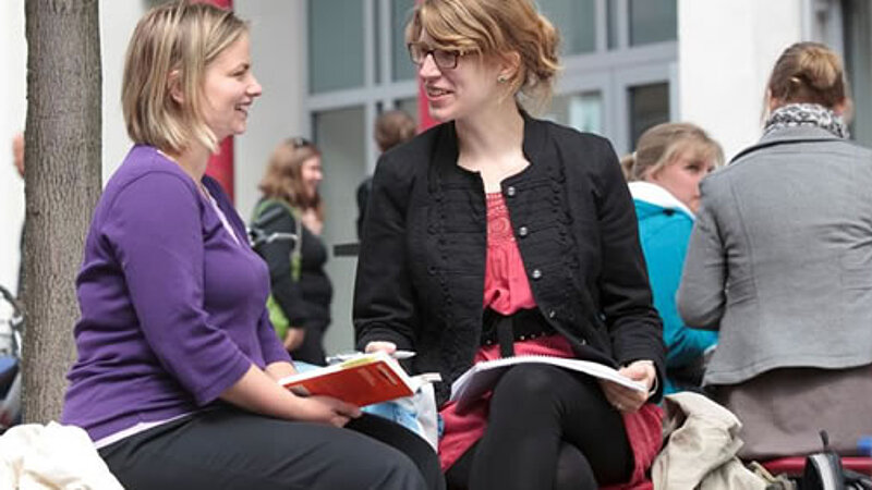 Auf dem Campus der EVHN @ EVHN Studentinnen lernen gemeinsam auf dem Campus @ EVHN