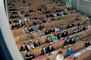 @ Uni Augsburg Blick von oben auf einen mit Studenten gefüllten Hörsaal