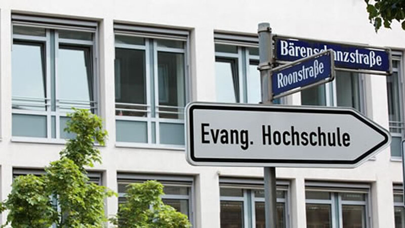 Evangelische Hochschule Nürnberg @ EVHN Ein Schild, das zur EVHN zeigt.