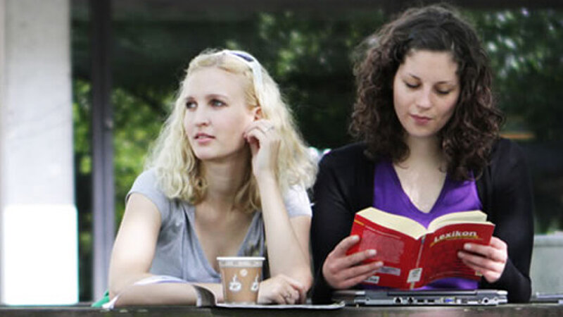 @ UR Studentinnen beim Lernen im Freien