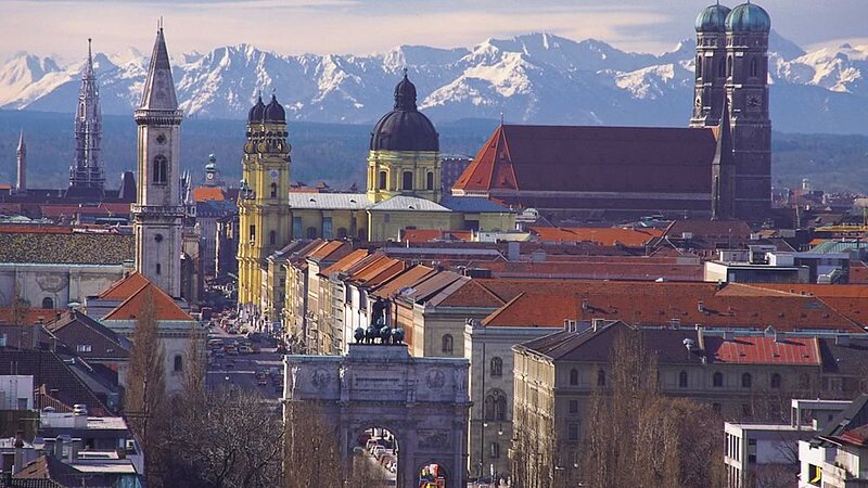 @... Luftaufnahme der Ludwigstraße mit Münchner Skyline und den Alpen