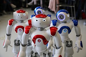 eine Gruppe kleiner Roboter