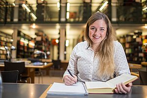 Studentin in der Bibliothek Ulmer Hof
