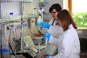 @ Ansbach UAS Students in a Chemistry Lab