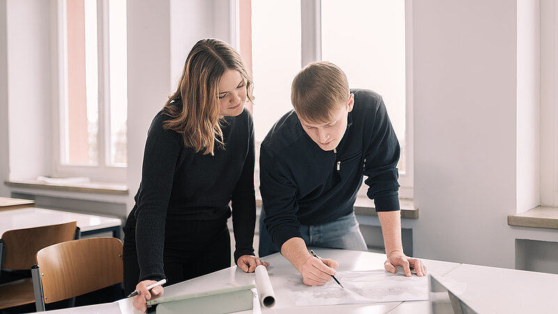 Foto: Daniel Fürst Studierende mit Architektur-Zeichnung