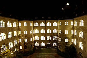 Hochschulgebäude bei Nacht Hochschulgebäude bei Nacht