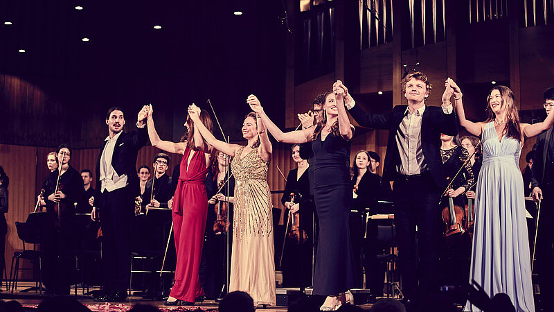 @ HMTM Musiker lassen sich am End des Neujahrskonzerts der HMTM vom Publikum feiern