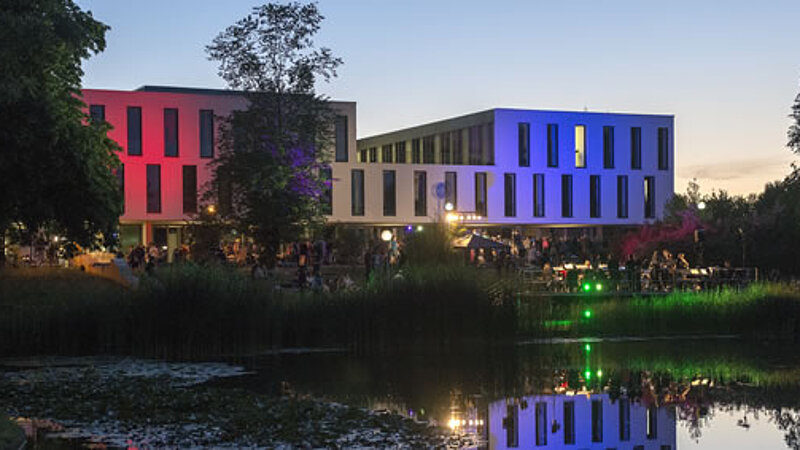 @ Uni Augsburg Hochschulcampus mit See