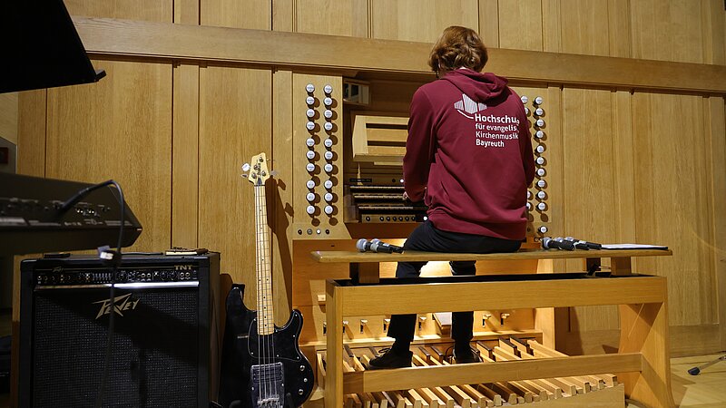 Student an der Orgel 