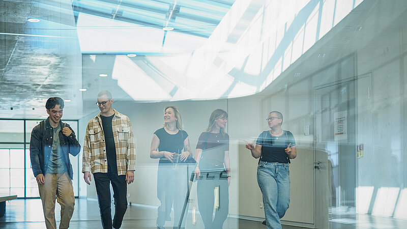 Studierende im Geb&auml;ude