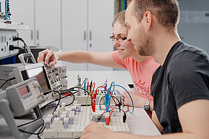 © Oliver Kussinger Students in the laboratory