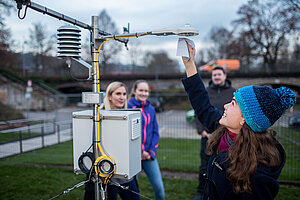 Studierende an der Wetterstation - Fachbereich Geographie