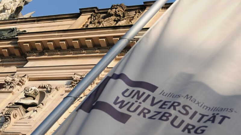 Flagge der JMU vor dem Hauptgebäude