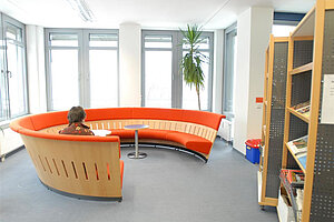 Bibliothek Ein Student sitzt in der Bibliothek.