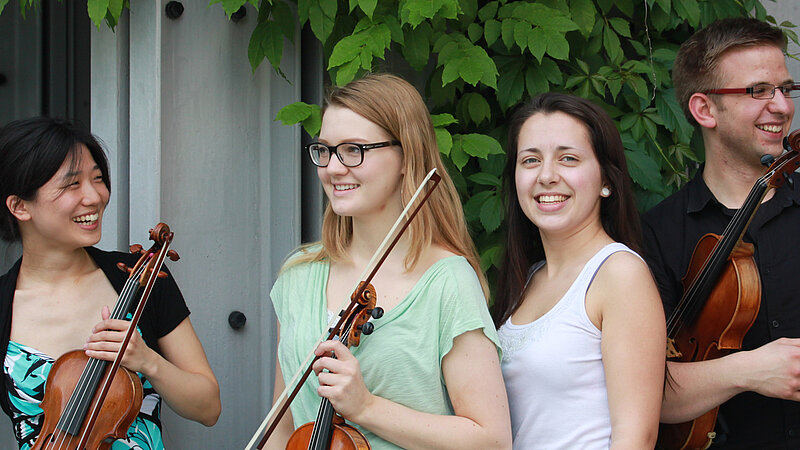 @ HfM Würzburg Studierende mit Musikinstrumenten
