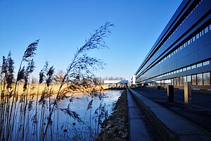 Hochschulcampus mit See