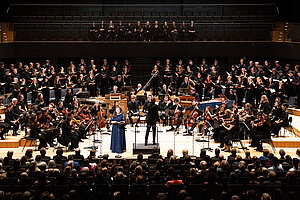 (c) Cordula Treml Orchester und Chor auf einer Bühne