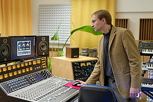 Tonstudio Ein Mann im Tonstudio