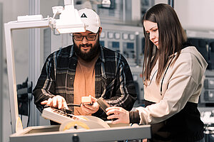 © hoch3media/THA Working in a lab