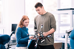 © hoch3media/THA Students working on a machine