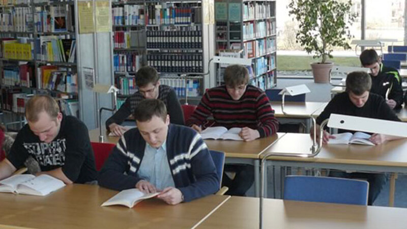 @ OTH Amberg-Weiden Students working in the Library
