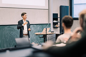 © hoch3media/THA Lecture time