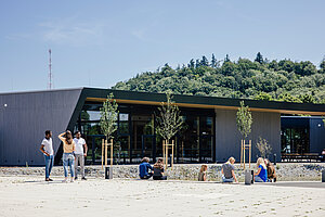 @ Landshut UAS Students relaxing on the Campus